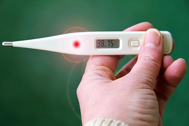 🌡️ Πυρετός σε παιδιά και ενηλίκους: τι είναι, πού οφείλεται και πώς αντιμετωπίζεται